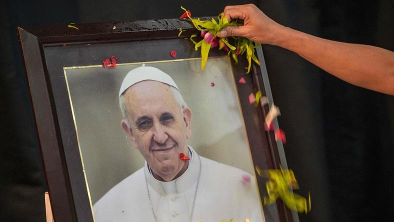 教皇去世后,万斯被骂惨了?